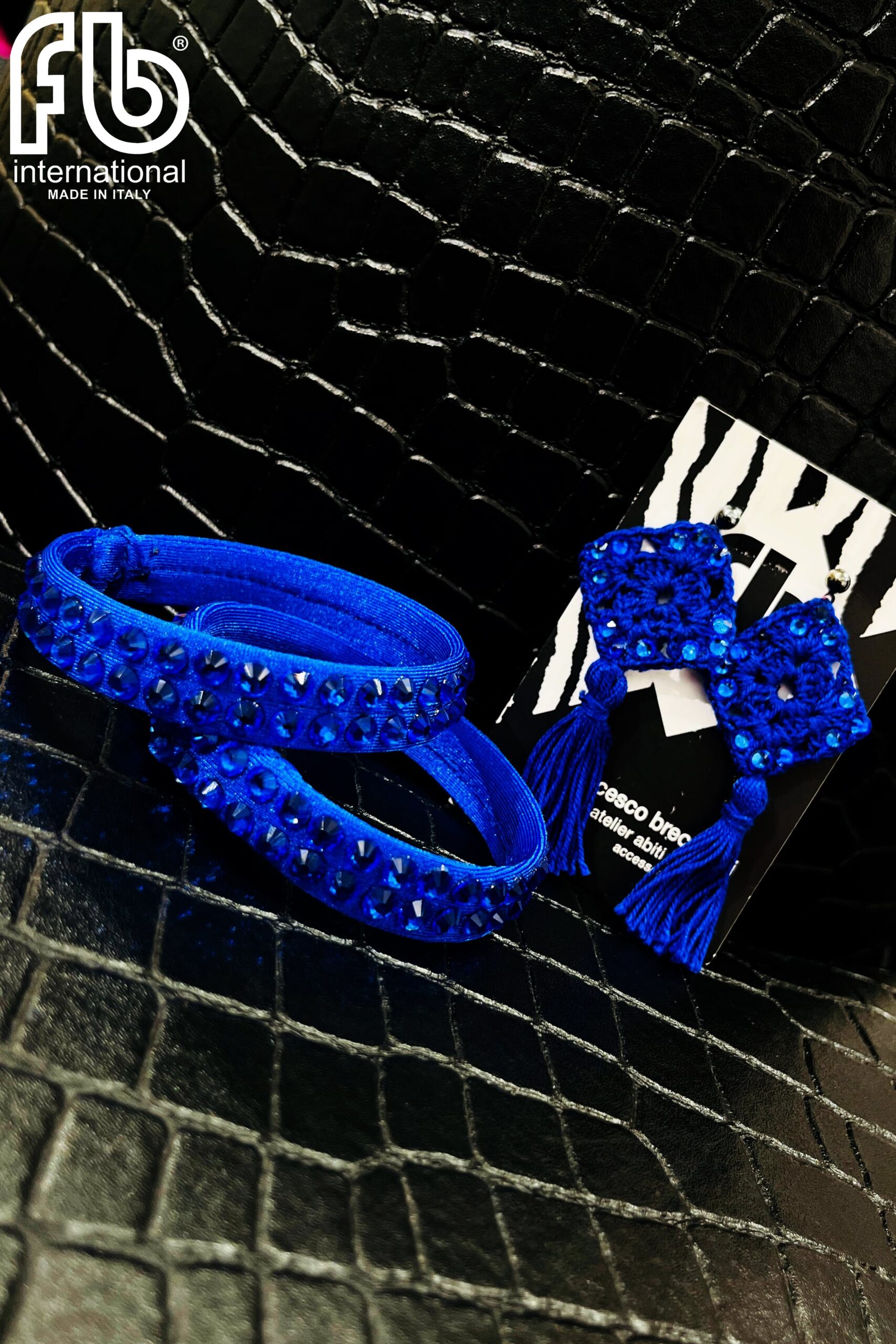 Accessori per abito da ballo latino americano da donna in velluto nero e rete di strass blu con piume