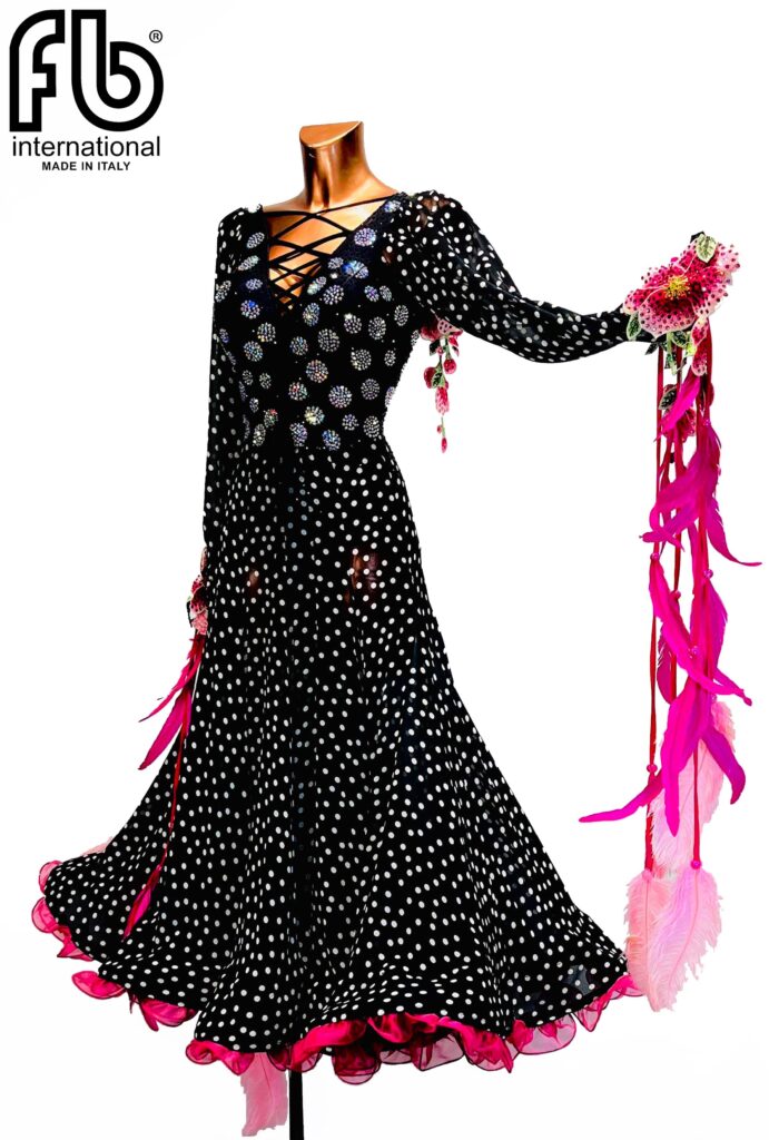 Abito da ballo standard da donna in georgette nero a pois bianchi ricamo di pizzo a fiori e piume